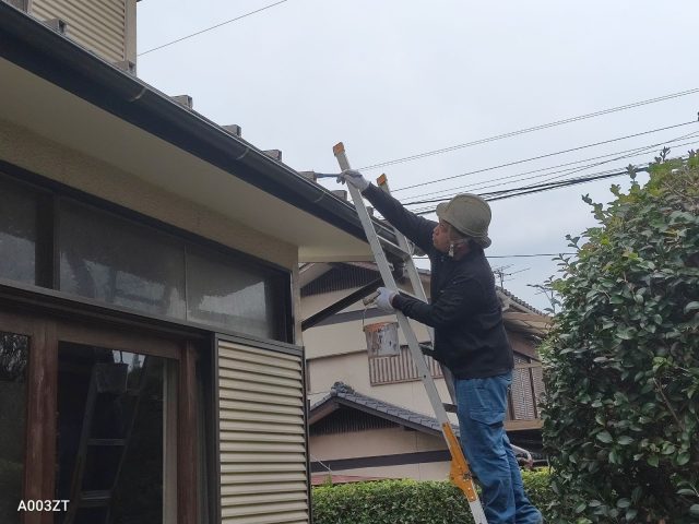 10月30日(金)北九州市小倉南区山手にて瓦棒屋根塗装工事をさせていただいております。(2日目・ラスト)