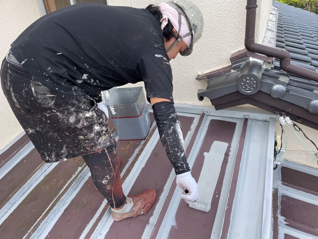 10月24日(日)北九州市小倉南区山手にて瓦棒屋根塗装工事をさせて頂いてます！(1日目)
