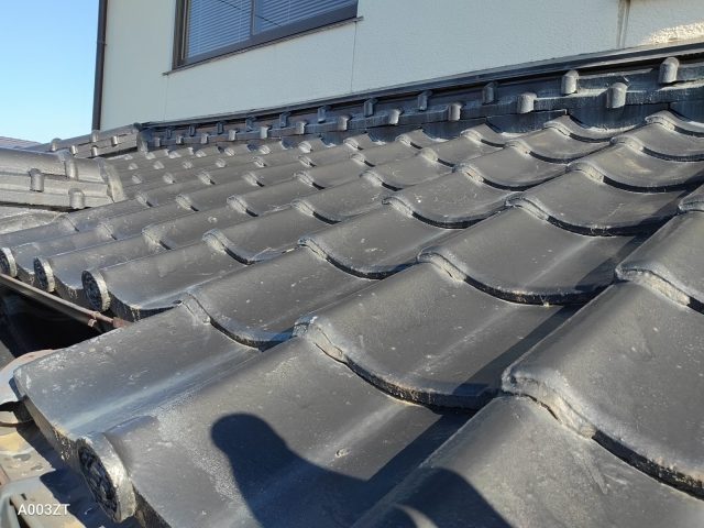 【屋根塗装】瓦屋根に塗装は必要？瓦塗装の特徴と注意点